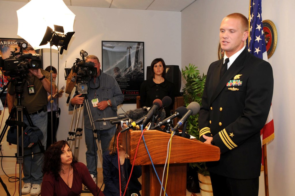 Decorated SEAL dies in skydiving accident