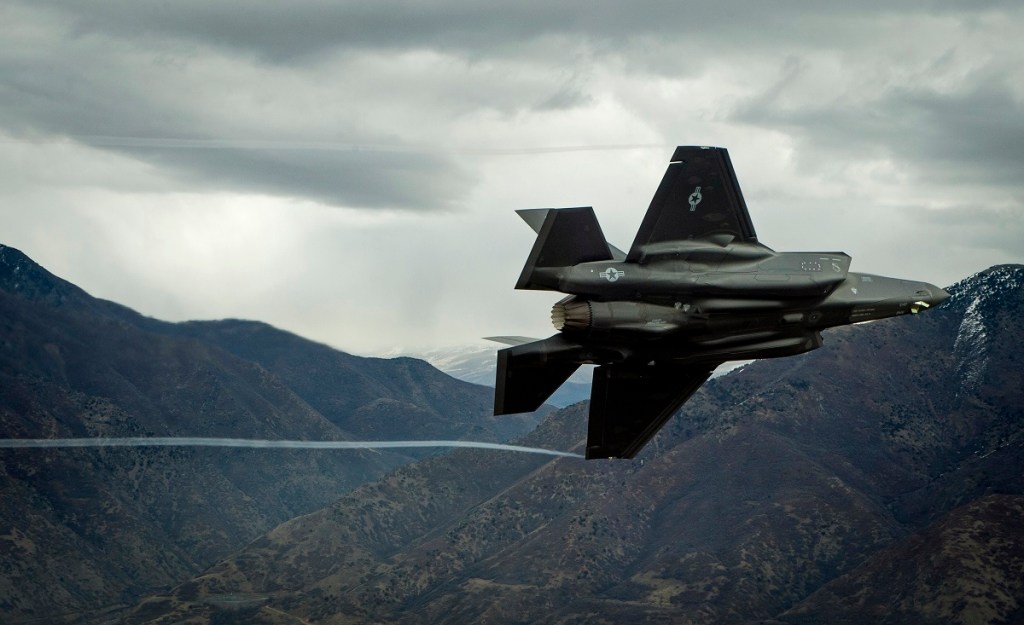 With their F-35 program in limbo, Turkish pilots begin training in US