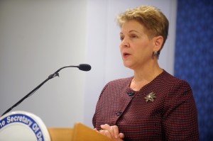Pentagon personnel chief steps down