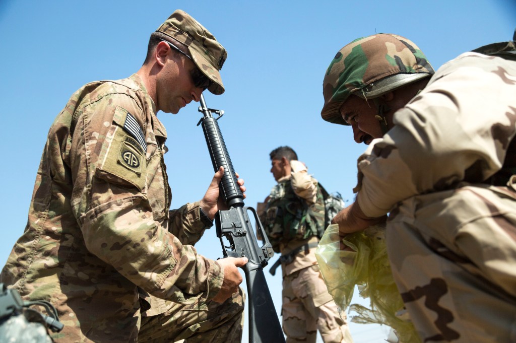 U.S. troops and Shiite militiamen share Iraq base