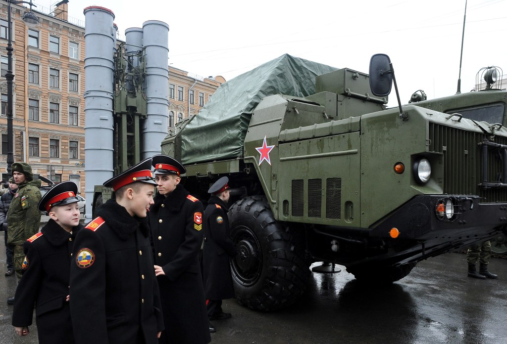 Russia Agrees To Deliver S-300 Missile Systems to Iran