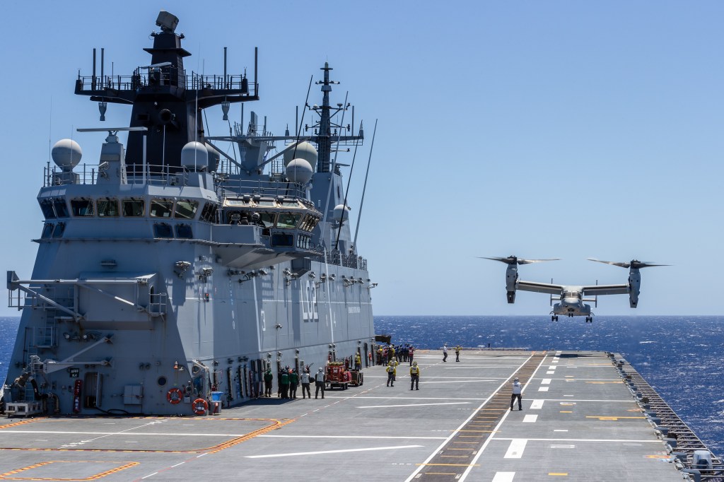 American MV-22 Ospreys move to Australian ship for RIMPAC exercise