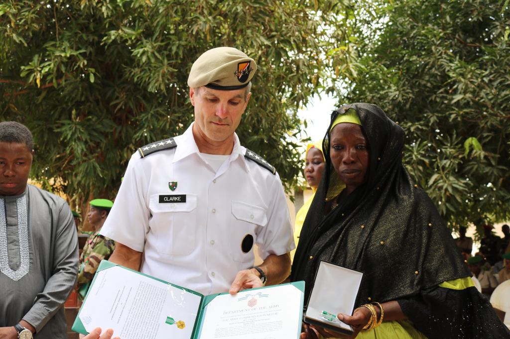 Army general awards medals to Nigeriens who fought, died alongside US soldiers
