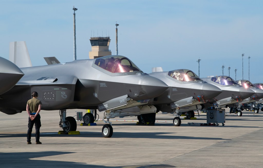 Lockheed backs next-gen engine for F-35, drawing rebuke from Pratt
