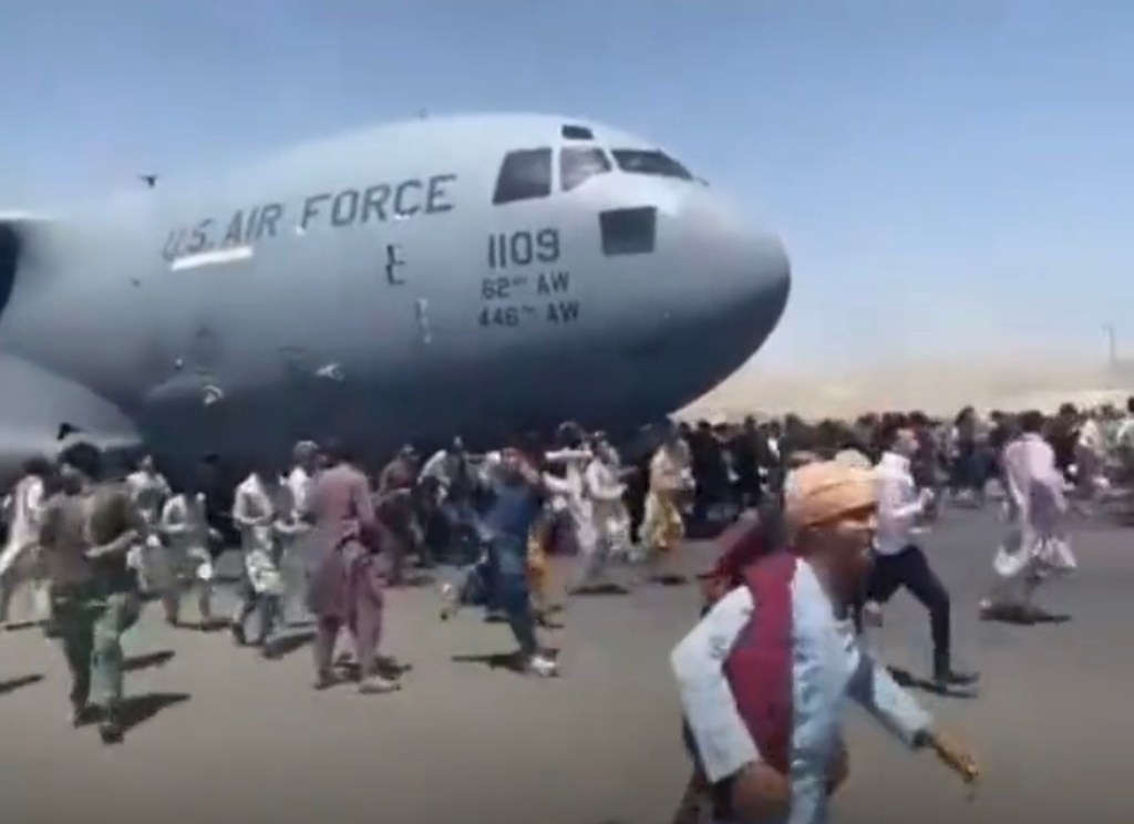 Four-star to push for top unit award for airmen involved in Kabul evac