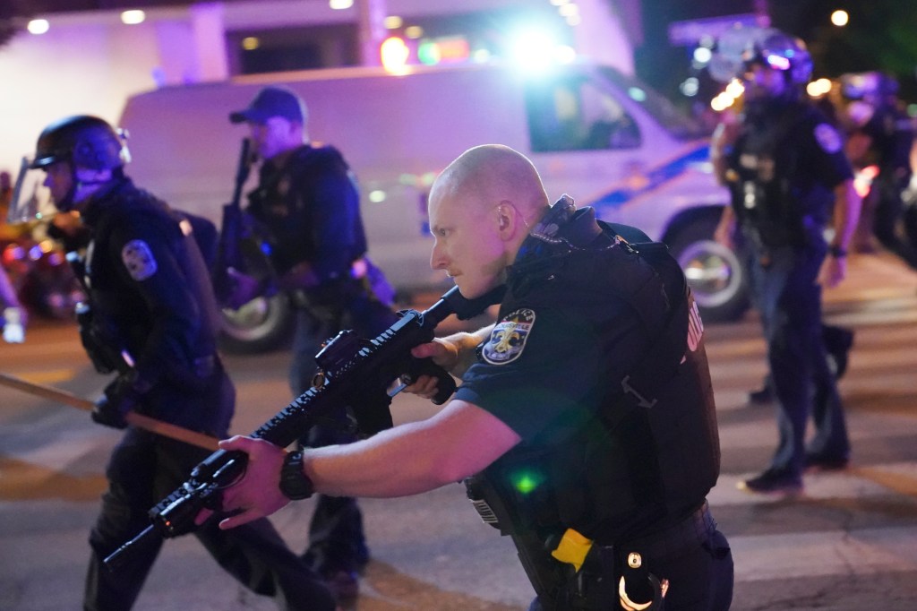 Report: Feds should create guidelines on less-lethal weapons