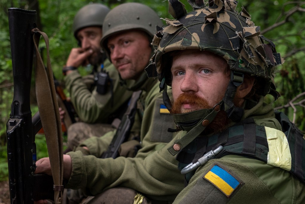 Ukrainian troops training with US electronic jamming kit