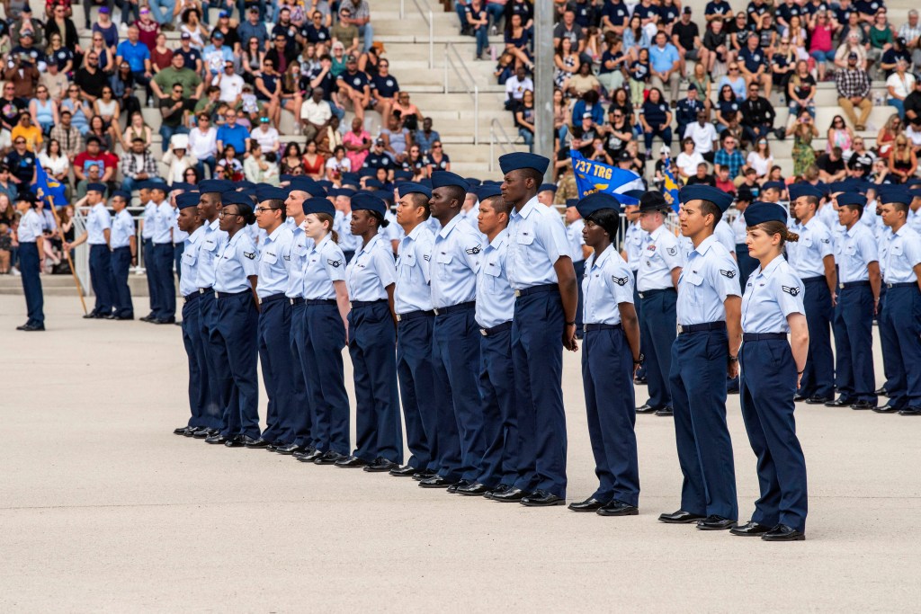 Join the military, become a US citizen: Uncle Sam wants you and vous