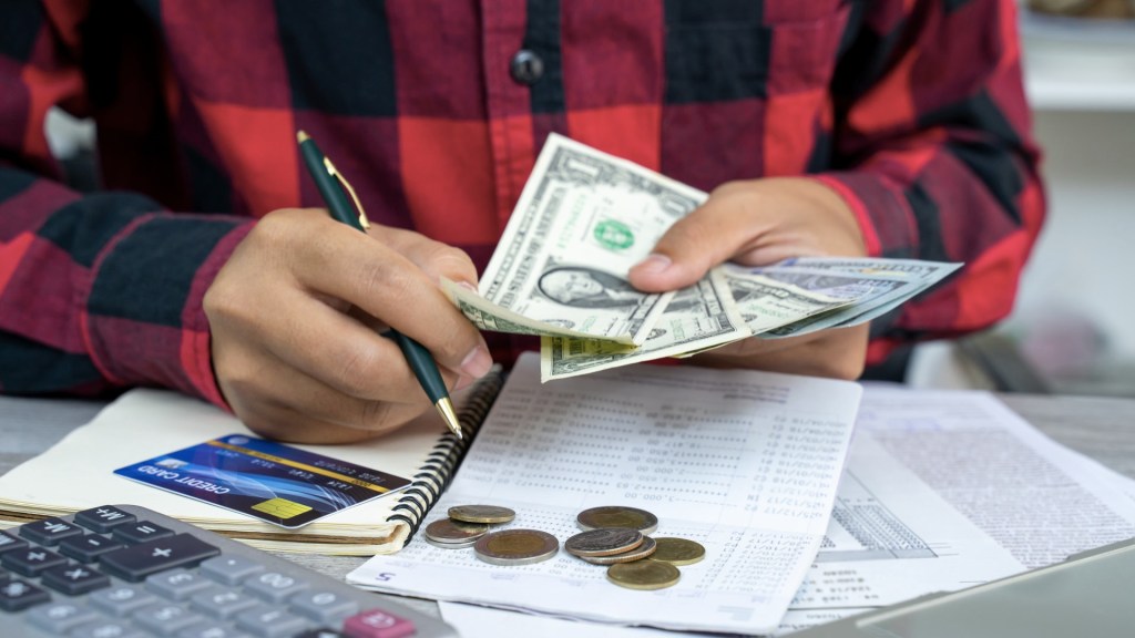 Monthly bonuses for junior troops included in defense budget plan
