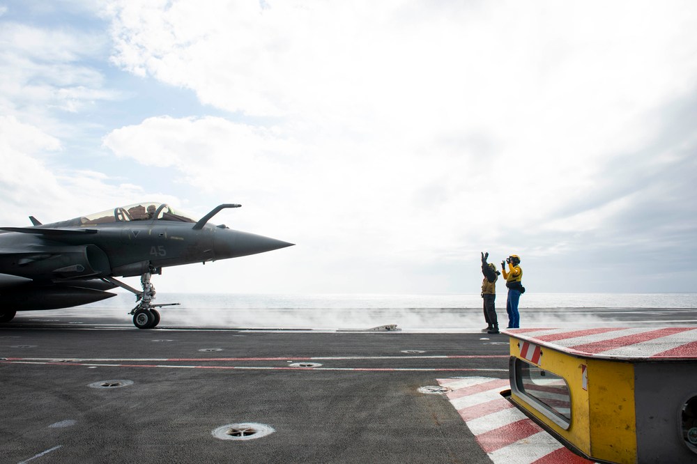 Super Hornets land on French flattop