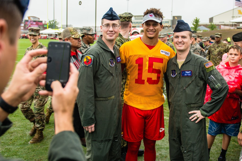 Chiefs quarterback Mahomes builds tiny homes for veterans
