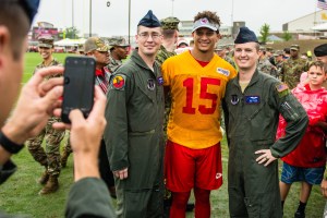 Chiefs quarterback Mahomes builds tiny homes for veterans