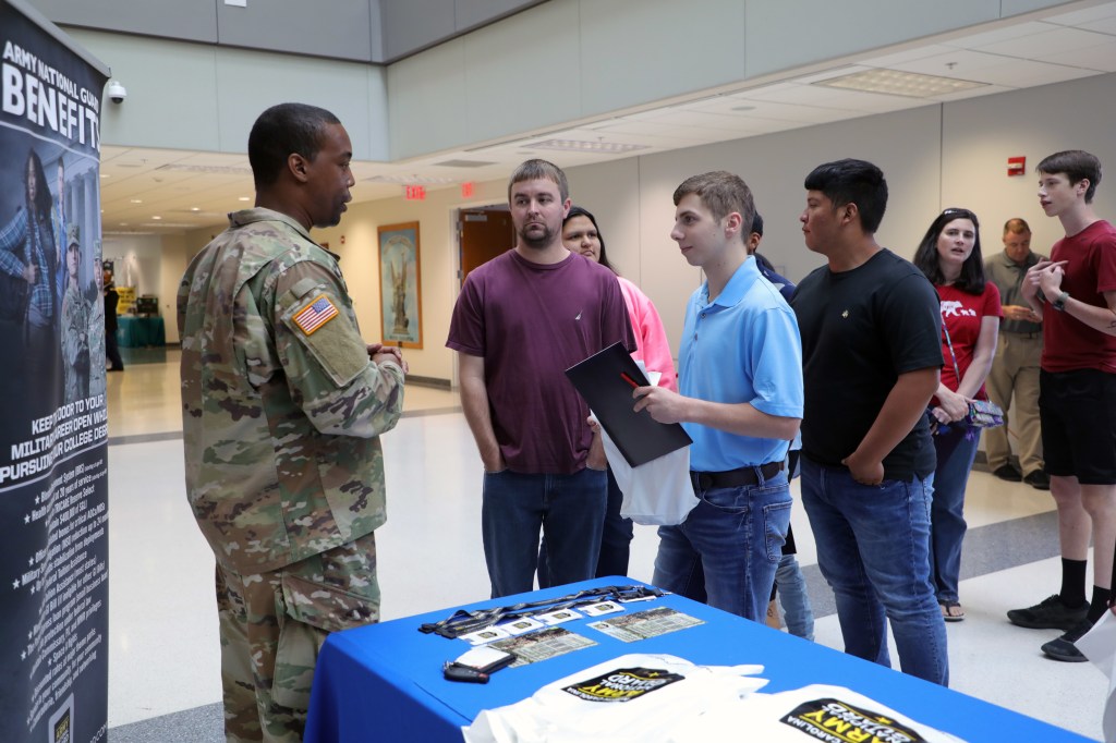 Army to shift resources from bonuses to recruiting ads in future