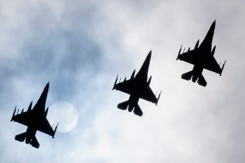 Bahrain buys sniper pods for F-16s