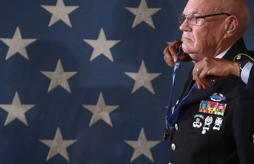 President awards MOH to two Vietnam War Soldiers